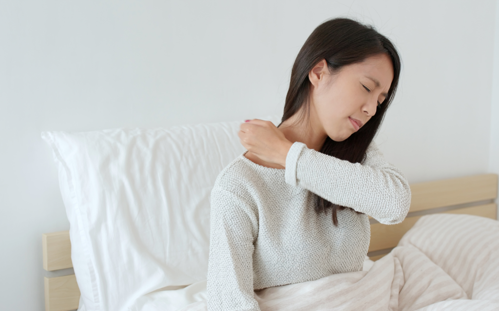 5 Cara Atasi Bahu Kaku Saat Bangun Tidur