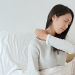 5 Cara Atasi Bahu Kaku Saat Bangun Tidur