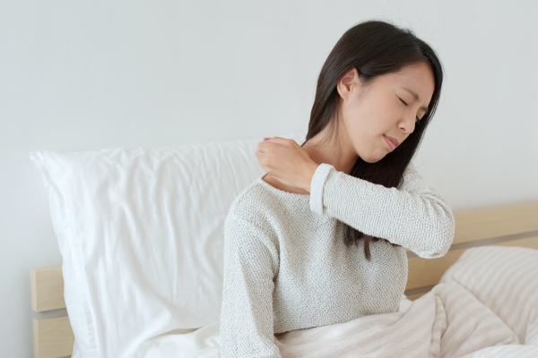 5 Cara Atasi Bahu Kaku Saat Bangun Tidur 5 Cara Atasi Bahu Kaku Saat Bangun Tidur