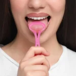 5 Cara Membersihkan Lidah untuk Orang dengan Gigi Palsu