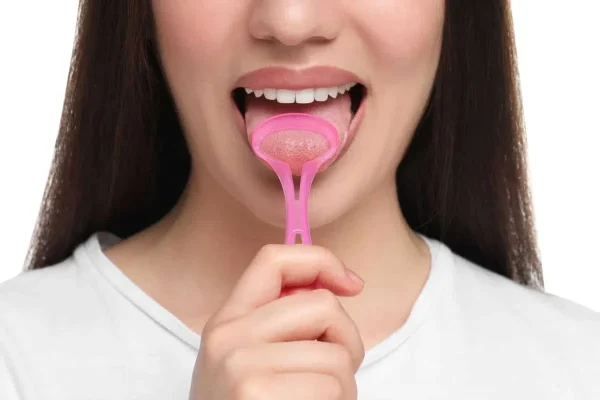 5 Cara Membersihkan Lidah untuk Orang dengan Gigi Palsu 5 Cara Membersihkan Lidah untuk Orang dengan Gigi Palsu