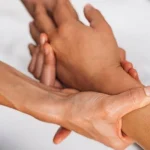 10 Manfaat Pijat Tangan Rutin bagi Kesehatan