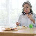 5 Langkah Mencegah Tenggorokan Terluka karena Makanan Kasar