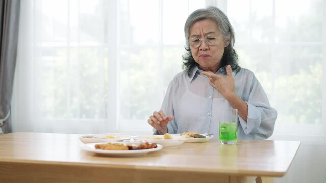 5 Langkah Mencegah Tenggorokan Terluka karena Makanan Kasar