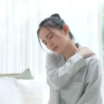 7 Kebiasaan Buruk yang Menyebabkan Bahu Tidak Seimbang