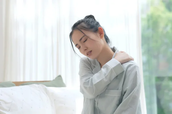 7 Kebiasaan Buruk yang Menyebabkan Bahu Tidak Seimbang 7 Kebiasaan Buruk yang Menyebabkan Bahu Tidak Seimbang