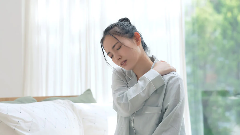 7 Kebiasaan Buruk yang Menyebabkan Bahu Tidak Seimbang
