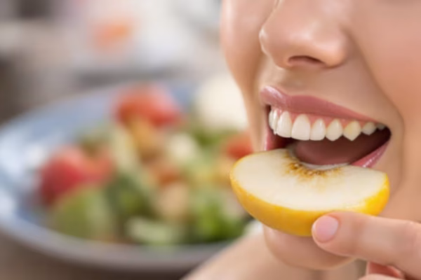 7 Cara Menyesuaikan Pola Makan untuk Rahang Sensitif