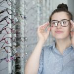 7 Tips Memilih Kacamata yang Aman untuk Aktivitas Harian