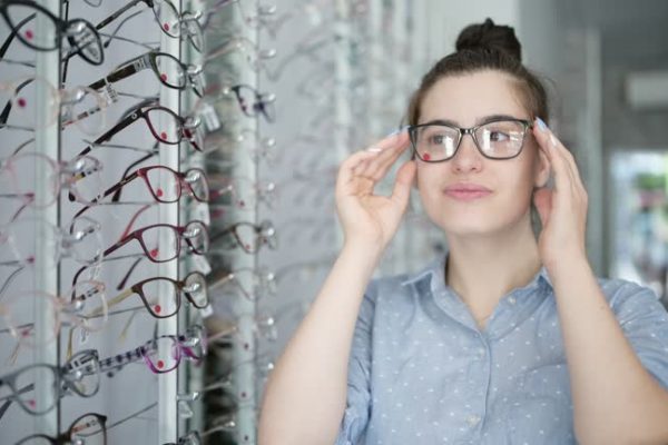 7 Tips Memilih Kacamata yang Aman untuk Aktivitas Harian 7 Tips Memilih Kacamata yang Aman untuk Aktivitas Harian