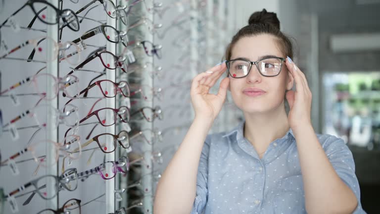 7 Tips Memilih Kacamata yang Aman untuk Aktivitas Harian