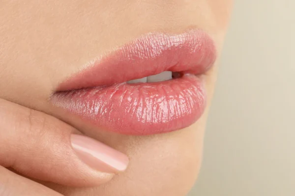 7 Cara Membuat Bibir Terlihat Sehat Tanpa Makeup
