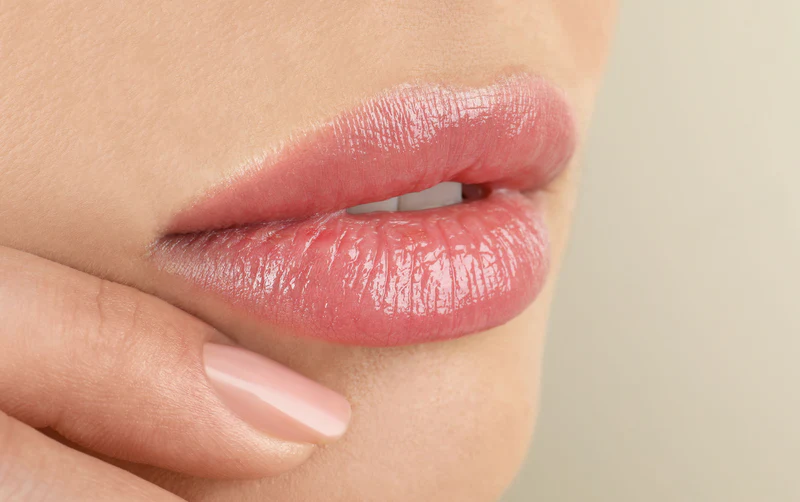 7 Cara Membuat Bibir Terlihat Sehat Tanpa Makeup